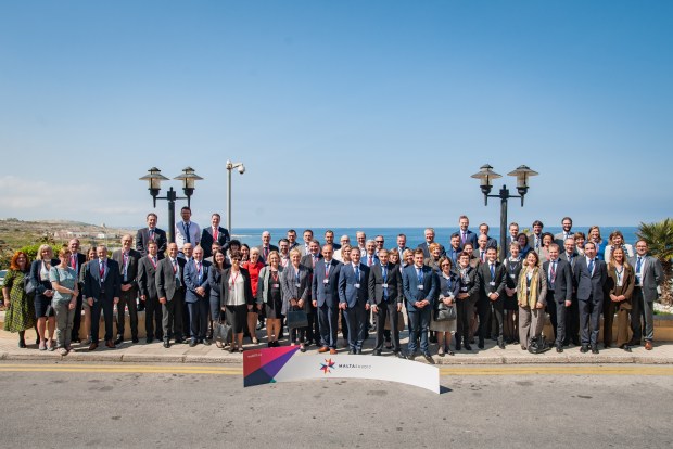 ID 21 - Informal Meeting - Group Photo